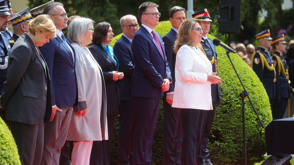Warszawa, 19.05.2024. Marszałek Senatu Małgorzata Kidawa-Błońska (4P), wicemarszałek Sejmu RP, współprzewodniczący Nowej Lewicy Włodzimierz Czarzasty (7P) oraz marszałek Sejmu Szymon Hołownia (C) podczas uroczystego apelu z okazji Święta Straży Marszałkowskiej, 20 bm. na terenie parlamentu w Warszawie. (ad) PAP/Rafał Guz
