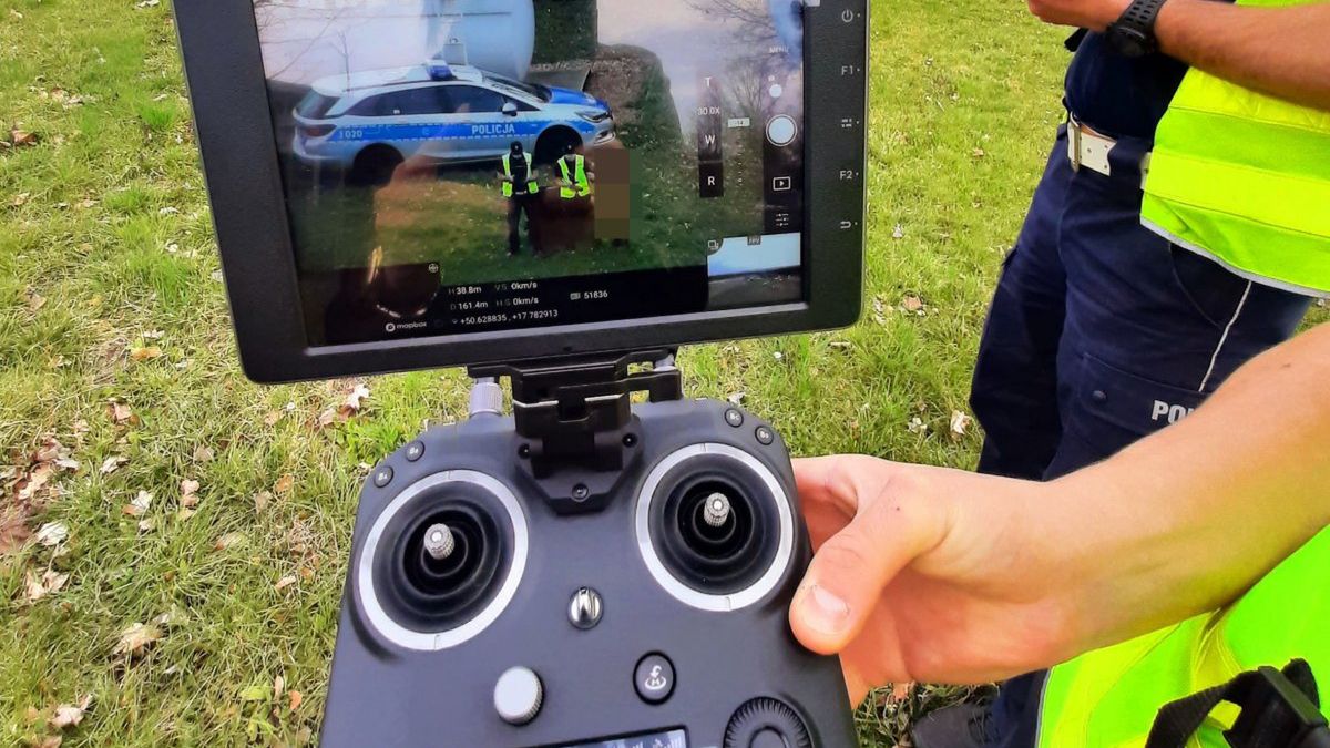 Zespół obsługujący drona składa się z dwóch policjantów. Jeden pilotuje urządzenie, drugi współdziała z policjantami, którzy mają zatrzymać winowajcę