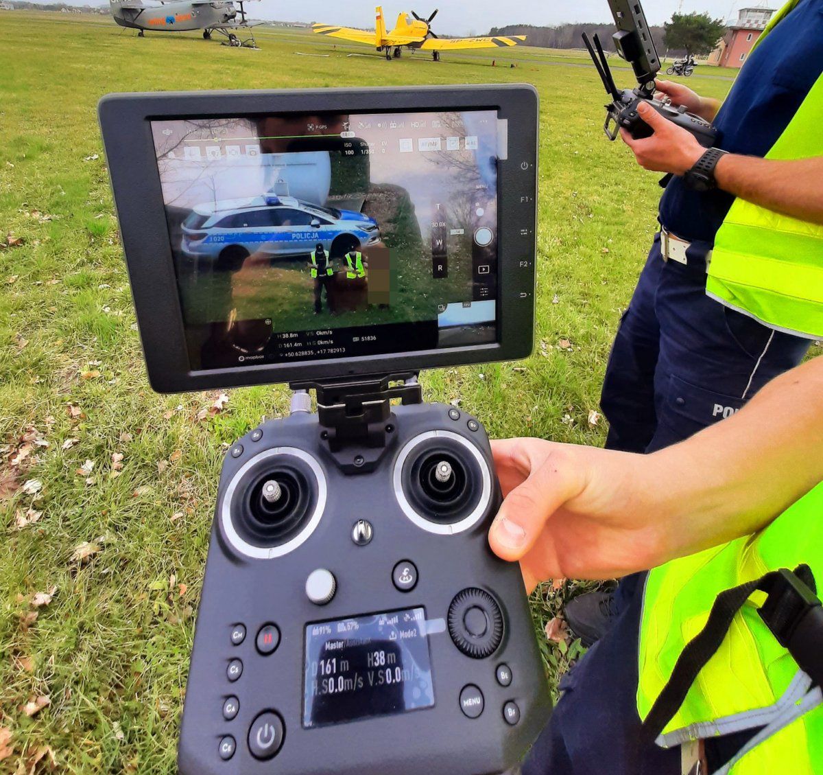 Zespół obsługujący drona składa się z dwóch policjantów. Jeden pilotuje urządzenie, drugi współdziała z policjantami, którzy mają zatrzymać winowajcę
