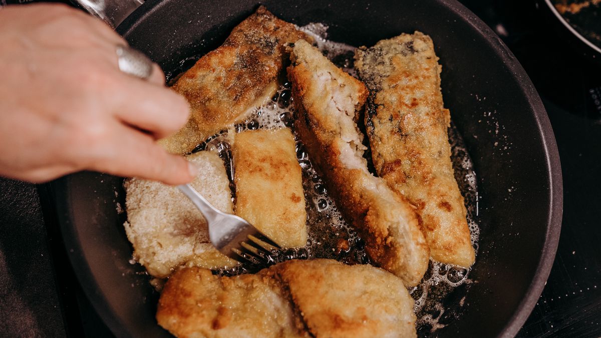 Jak smażyć rybę, żeby nie śmierdziało? Oto proste triki