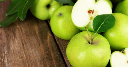 Surowe jabłka Granny Smith ze skórką