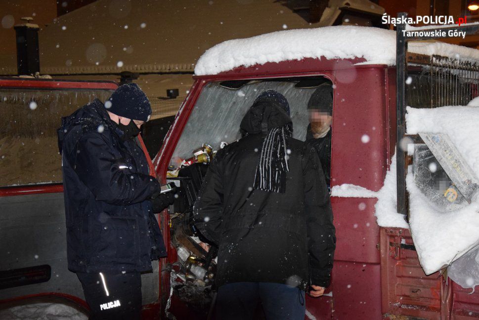 Policjanci uratowali bezdomnego w Tarnowskich Górach.