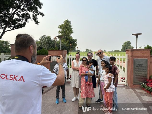 Magdalena Andruszkiewicz po zdobyciu dwóch medali miała okazję zobaczyć Nowe Delhi. Tu: przed wejściem pod grób Mahatmy Gandhiego