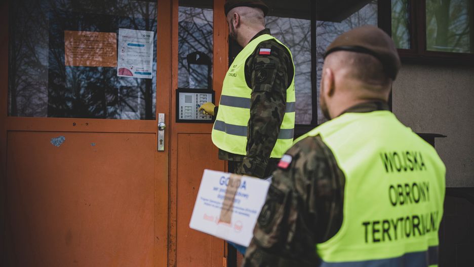 Koronawirus w Polsce. W Szydłowcu żołnierze niosący pomoc osobom potrzebującym sami byli zarażeni.