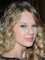 Taylor Swift pije krew w "Vampire Diaries"