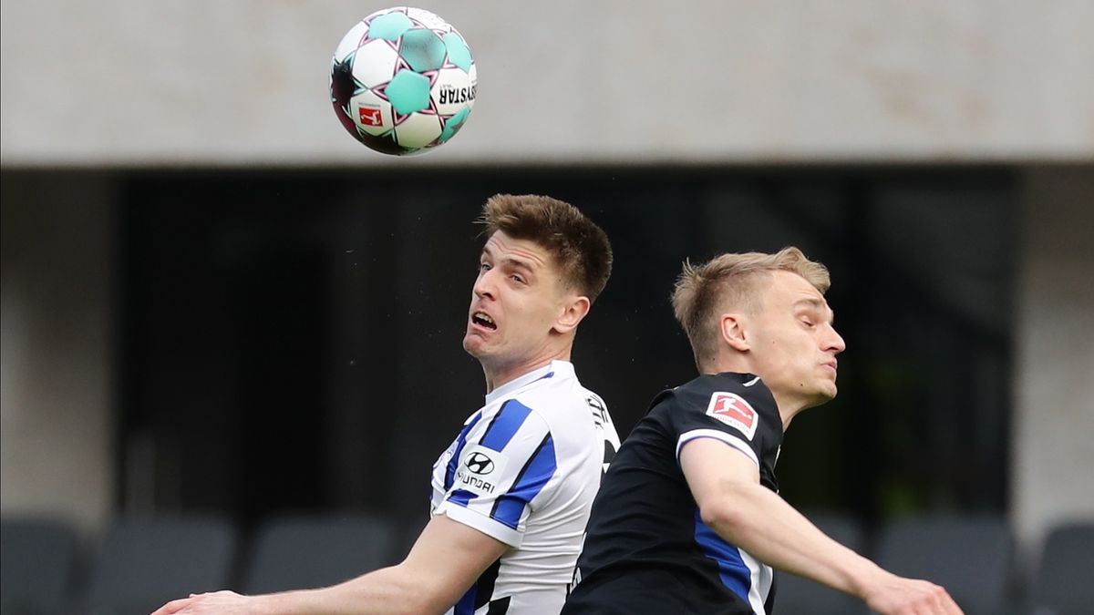 PAP/EPA / FILIP SINGER  / Na zdjęciu: Krzysztof Piątek (z lewej)