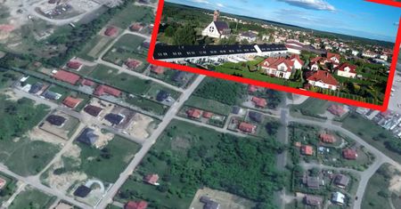 Zbudowali domy z czarnymi dachami. Muszą teraz zmieniać na czerwone