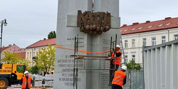 Włocławek: Pomnik przed ratuszem nabiera kształtów