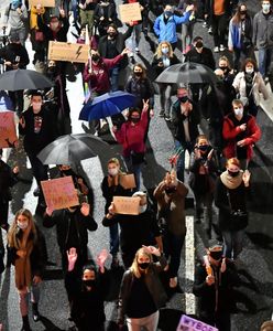 Koronawirus. Rekord zakażeń. Premier wini protestujących. Ostra odpowiedź eksperta