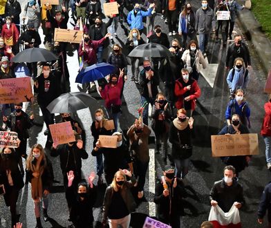 Koronawirus. Rekord zakażeń. Premier wini protestujących. Ostra odpowiedź eksperta
