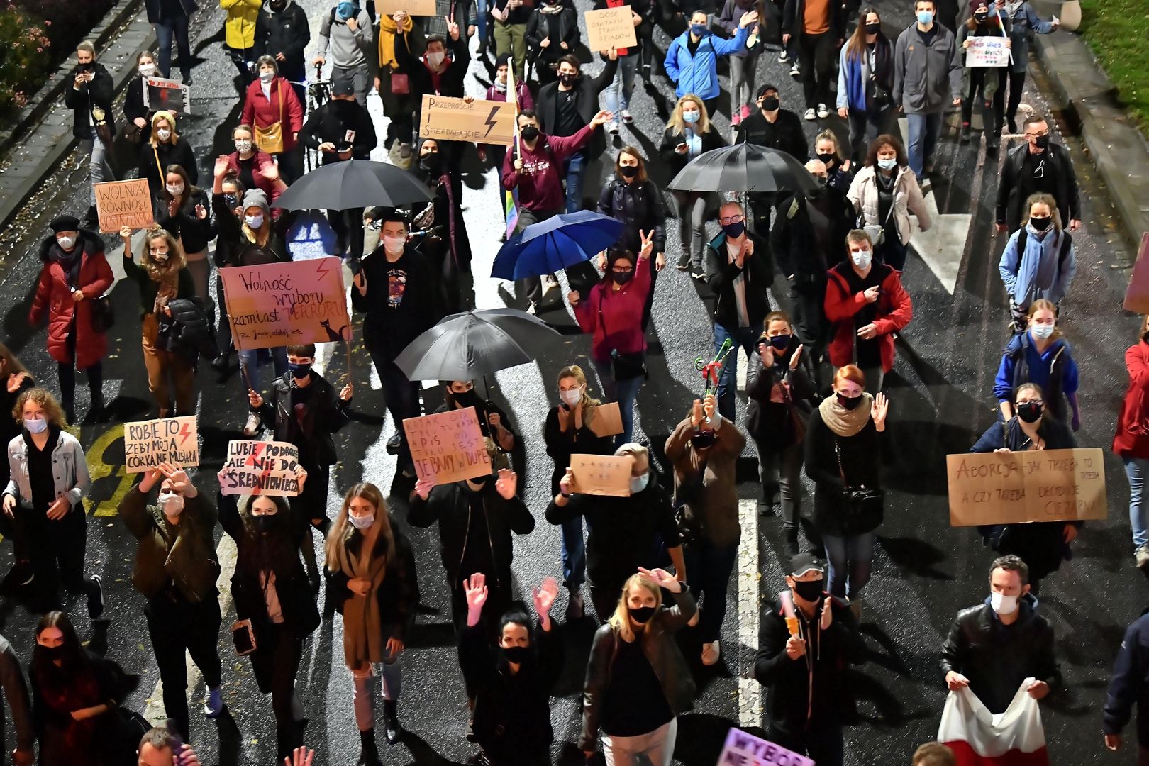 Koronawirus. Rekord zakażeń. Premier wini protestujących. Ostra odpowiedź eksperta