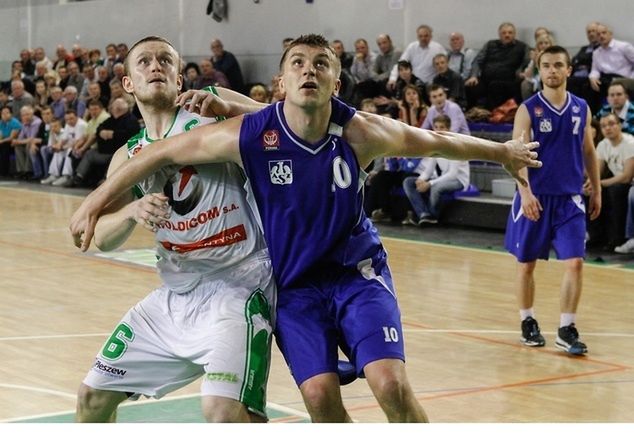 Mimo że Karol Dębski (z lewej) odbył tylko jeden trening, to zaliczył udany debiut w barwach Stali