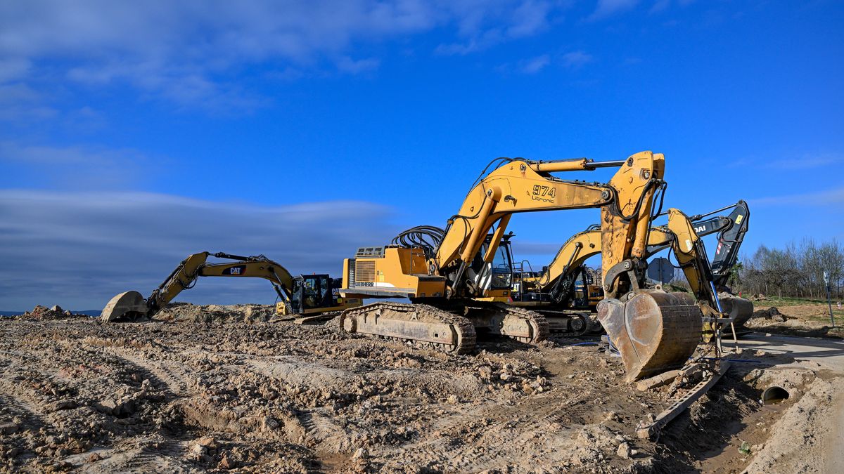Jabłonica Polska, 07.04.2026. Wstrzymane prace na odcinku drogi ekspresowej S19 Domaradz-Iskrzynia, 7 bm. w okolicy miejscowości Jabłonica Polska. Wykonawca, spółka Mostostal Warszawa podjęła decyzję o odstąpieniu od kontraktu. Wykonawca jako powód wskazał zwłokę oraz brak współdziałania ze strony GDDKiA w obliczu nowych, istotnych okoliczności. Powodem decyzji były nieprzewidziane warunki gruntowe oraz konieczność przeprojektowania obiektów inżynieryjnych po decyzji Regionalnego Dyrektora Ochrony Środowiska (RDOŚ). (aldg) PAP/Darek Delmanowicz ***Do tego materiału zdjęciowego dostępna jest również depesza w systemie CSI, pt.: Podkarpackie/ Mostostal Warszawa odstępuje od budowy S19; GDDKiA uznała ruch za bezpodstawny***