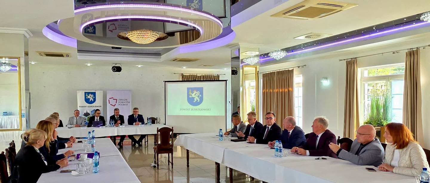 Bezpieczeństwo i inwestycje w centrum rozmów samorządowców – Konwent Powiatów w Jędrzejowie
