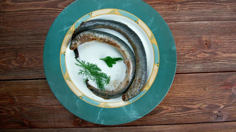 Węgorz poddany obróbce wysuszającej mięso