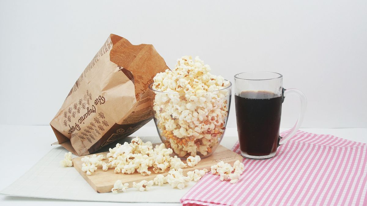 Popcorn o smaku masła do przygotowania w mikrofalówce, z dodatkiem oleju palmowego