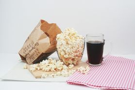 Popcorn o smaku masła do przygotowania w mikrofalówce, z dodatkiem oleju palmowego