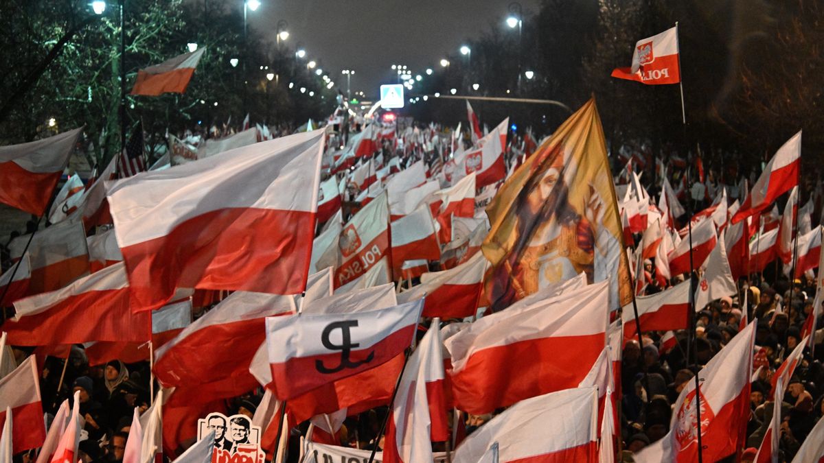 Warszawa, 11.01.2024. Organizowana przez Prawo i Sprawiedliwość manifestacja ph. "Protest Wolnych Polaków" w Warszawie, 11 bm. Uczestnicy manifestacji przechodzą spod siedziby Sejmu pod Kancelarię Prezesa Rady Ministrów