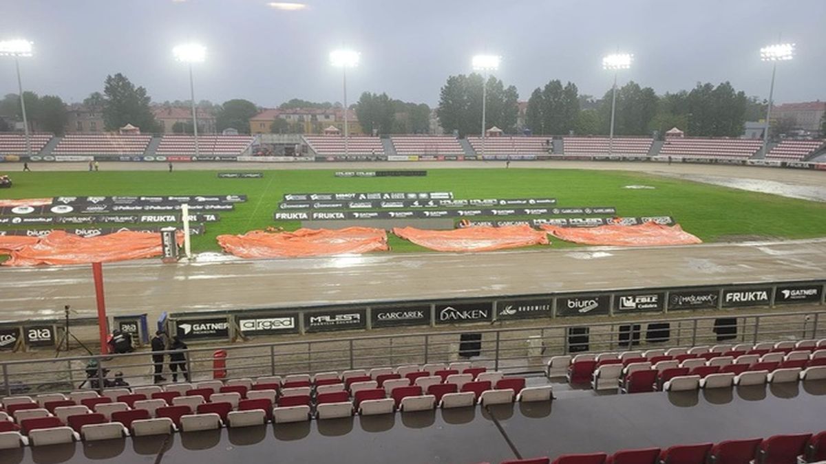 WP SportoweFakty / Na zdjęciu: tor w Ostrowie po zdjęciu plandeki