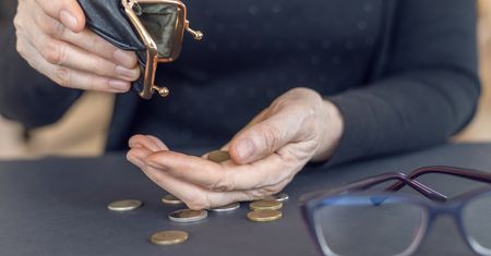 Seniorzy stracą pieniądze. Taki plan ma państwo