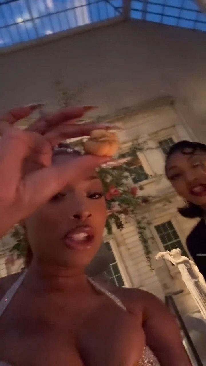 Megan Thee Stallion testowała przekąski na Met Gali