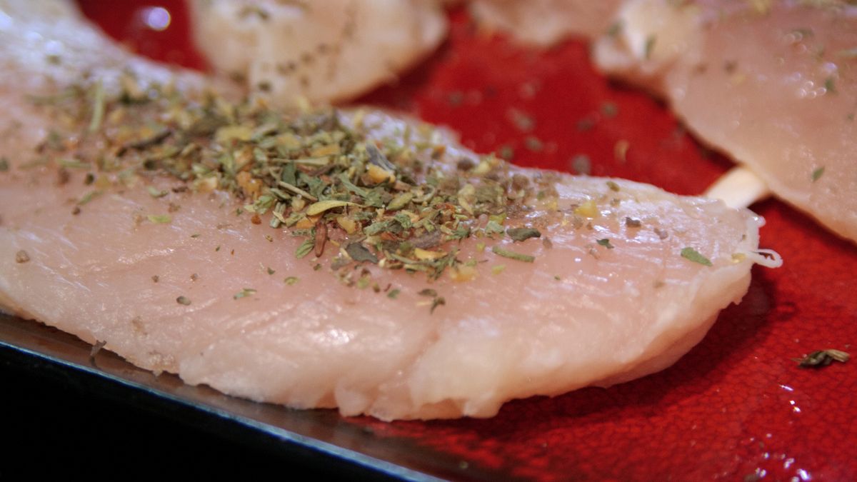 Surowy kurczak (mięso jasne i skóra)