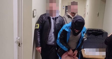 Wpadł w furię. Uderzał głową i ugryzł policjanta