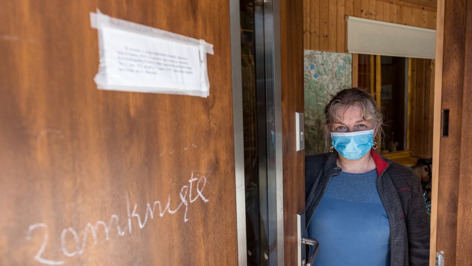 Poważne biznesy z branży turystycznej (jak schronisko na zdjęciu) z pewnością nie otworzą się na majówkę