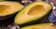 Jak przechowywać awokado? Zrób tak, a nie zrobi się ciemne