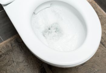 Wrzuć do toalety. Po 15 minutach będzie lśnić jak nowa