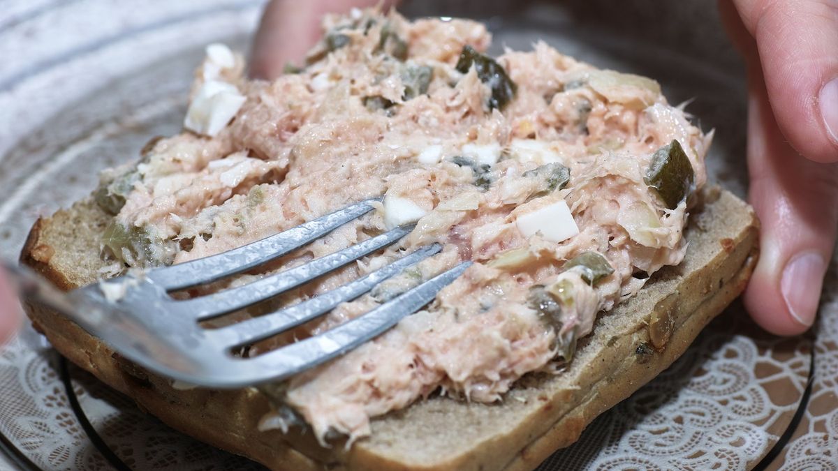 Ulubiony dodatek do kanapek niepokoi dietetyków. Małe pudełeczko skrywa masę niezdrowych składników