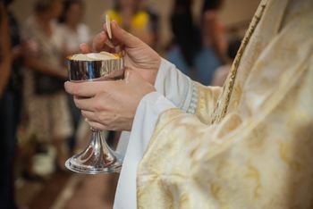 Wtedy możesz przyjąć komunię bez spowiedzi. Ksiądz mówi jasno