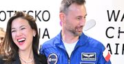 Sławosz Uznański-Wiśniewski wylądował w Polsce. Na lotnisku pojawił się z żoną [ZDJĘCIA]