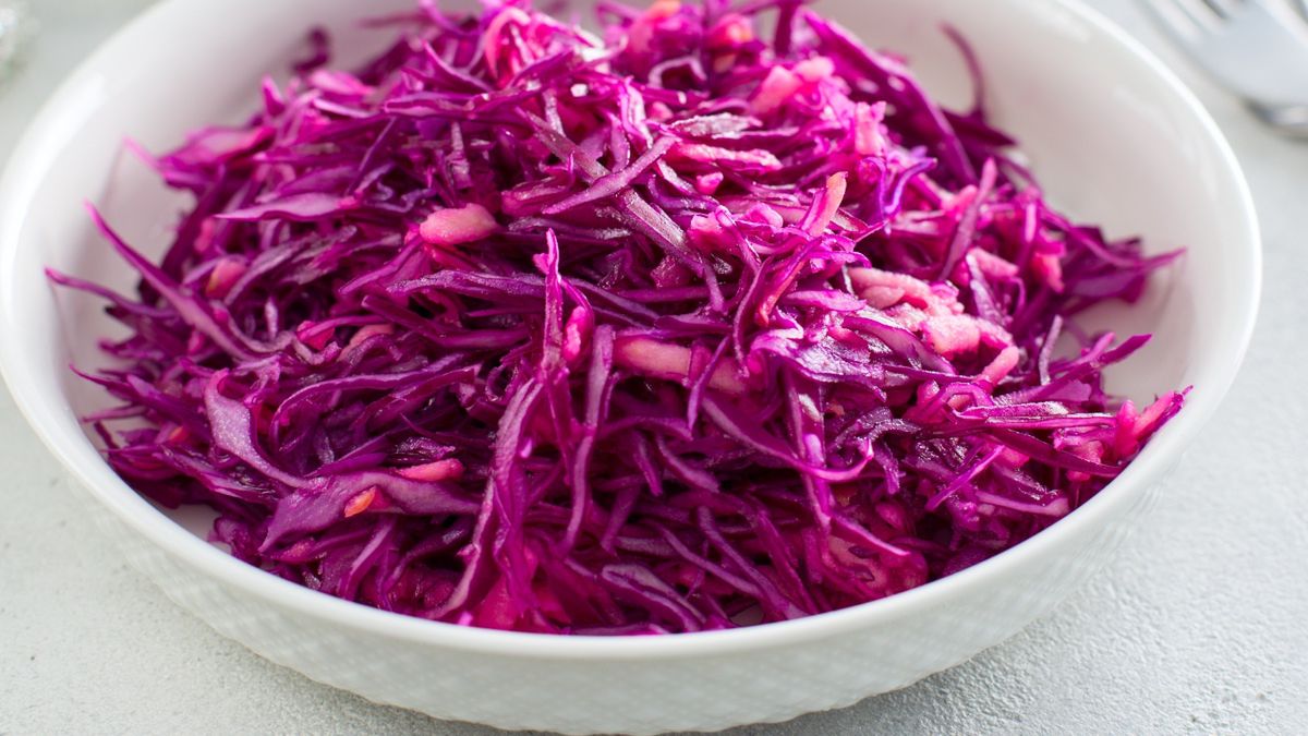 Surówka z czerwonej kapusty z sosem śmietanowo-musztardowym