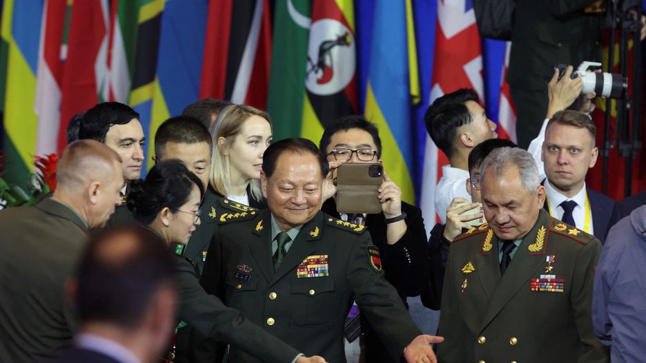 Forum Xiangshan w Pekinie. Wiceprzewodniczący Chińskiej Centralnej Komisji Wojskowej Zhang Youxia i rosyjski minister obrony Siergiej Szojgu