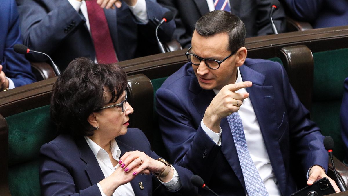 Warszawa, 13.11.2023. Premier Mateusz Morawiecki (P) oraz marszałek Sejmu IX kadencji Elżbieta Witek (L) na sali obrad Sejmu w Warszawie, 13 bm. Rozpoczęło się pierwsze posiedzenie Sejmu X kadencji. (jm) PAP/Paweł Supernak