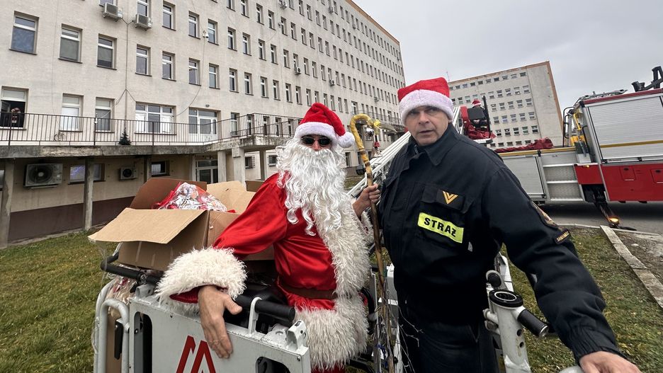 Mikołaj i towarzyszący mu goście pokazali się małym pacjentom w oknach, na 12 metrach, w koszu na  strażackiej drabinie, a następnie spotkali  się z nimi na oddziałach, gdzie wręczone zostały prezenty.