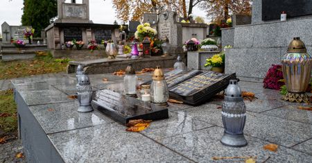 1 listopada cmentarze zamknięte. Premier Mateusz Morawiecki obiecuje za to dodatkowe pieniądze
