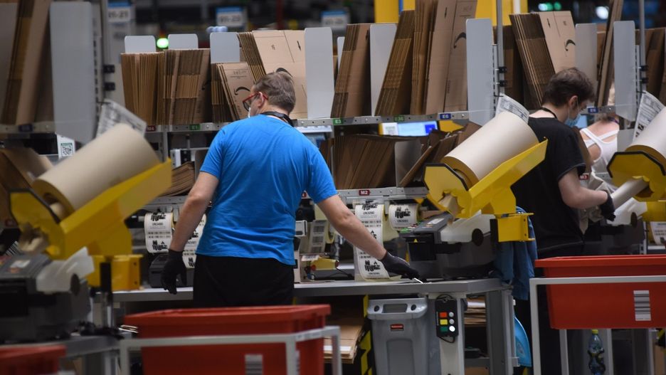 Osoby, które dołączą do zespołu Amazon, mogą liczyć na stawkę godzinową wraz z dodatkiem za obecność w pracy w wysokości 36,2 zł brutto/h. Na zdjęciu hala Amazon w Świebodzinie, fot. M Kapala/Gazeta Lubuska/ Polska Press