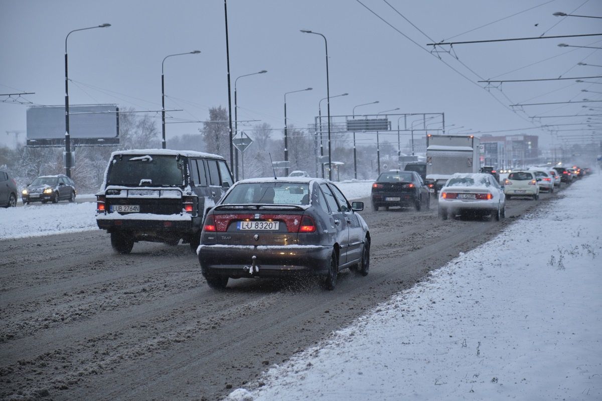 Zalegające błoto pośniegowe na ulicach Lublina