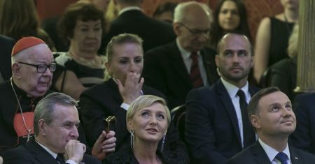 Znudzony Andrzej Duda z żoną w operze (ZDJĘCIA)
