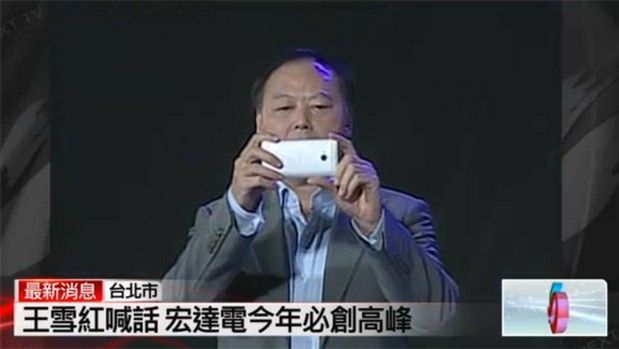 Peter Chou z HTC M7 | fot. engadget.com