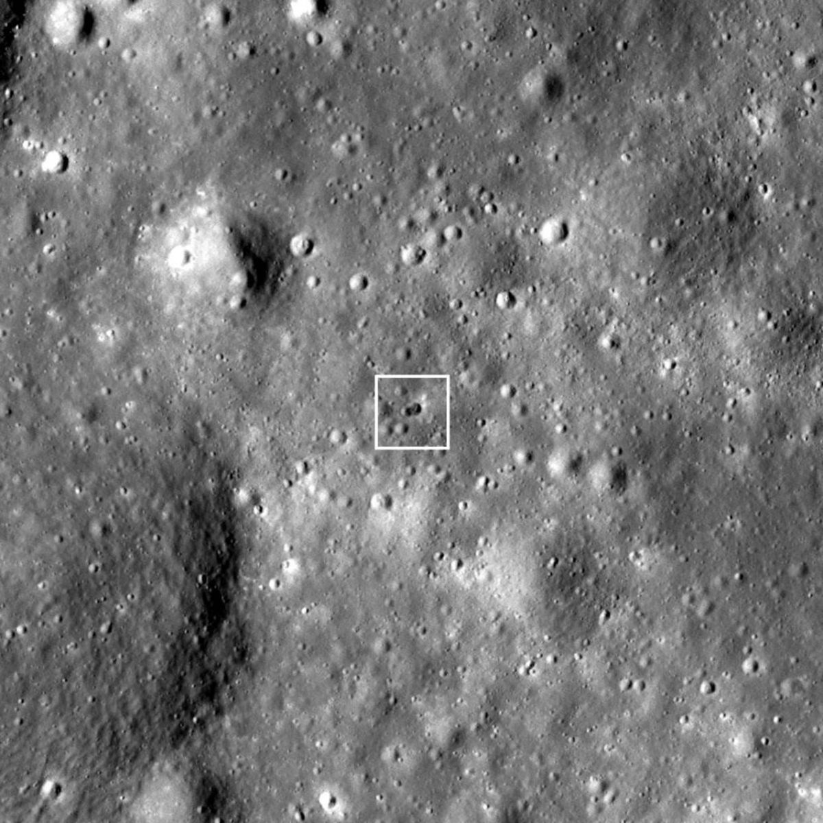 Kratery na Księżycu powstałe w wyniku uderzenia tajemniczego obiektu