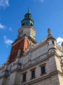 Zastąpili poznańskie koziołki. Politycy PiS trykają się w oknie