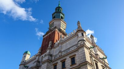 Zastąpili poznańskie koziołki. Politycy PiS trykają się w oknie