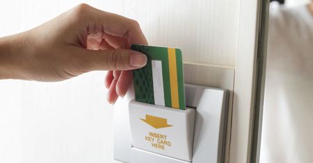 Jak podładować laptopa w hotelu? Karta-klucz nie będzie tu potrzebna