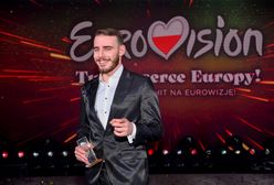Krystian Ochman zaliczył wpadkę. Uwagę przykuwają słowa na ścianie