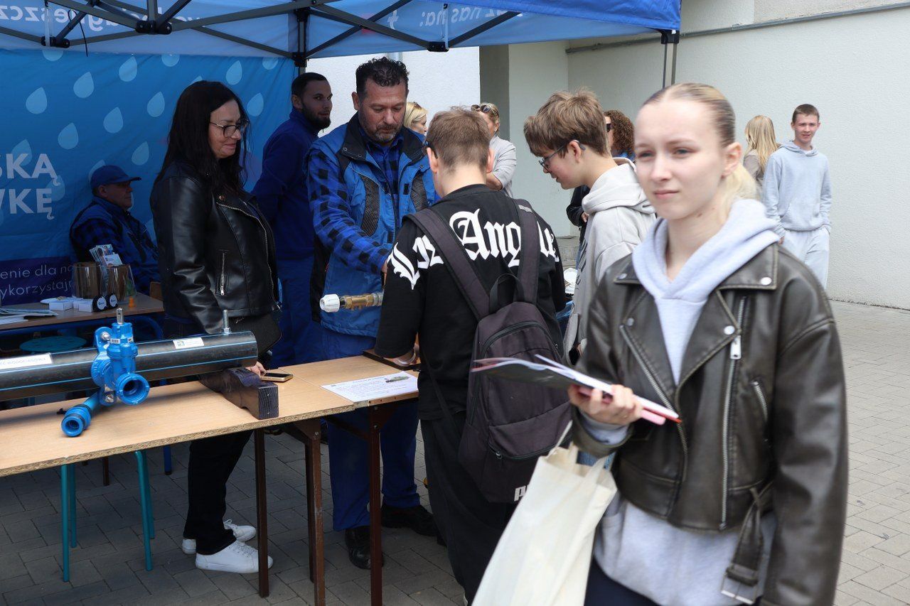 Zespół Szkół nr 4 w Lesznie zorganizował Dzień Zawodowca. Z zaproszenia skorzystały tłumy uczniów szkół podstawowych