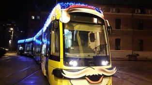 Toruń: Na tory wraca świąteczny tramwaj MZK. Z piernikami i muzyką w środku