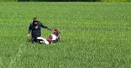 Pijany motocyklista wjechał w tył opla. Zostawił rannego pasażera, sam zaczął uciekać przez pola